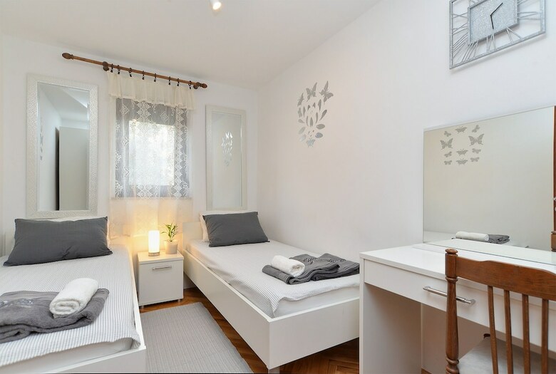 Apartment 1986