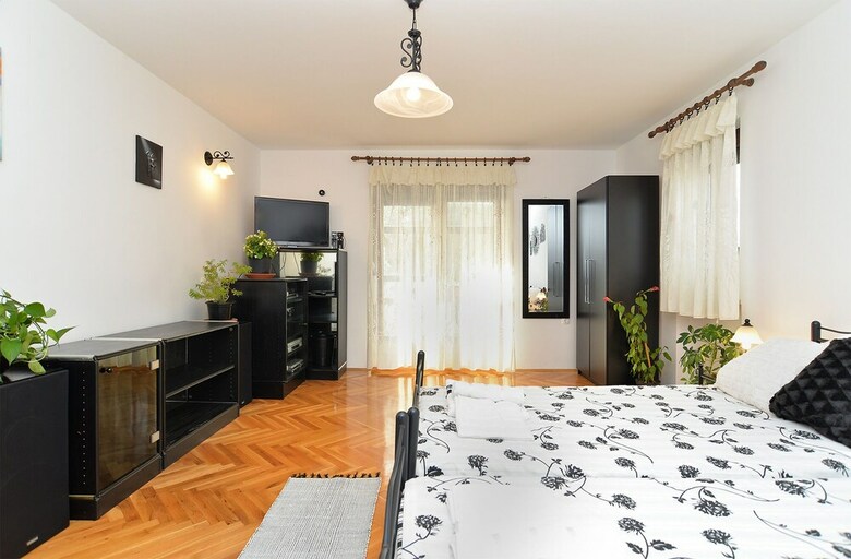 Apartment 1986