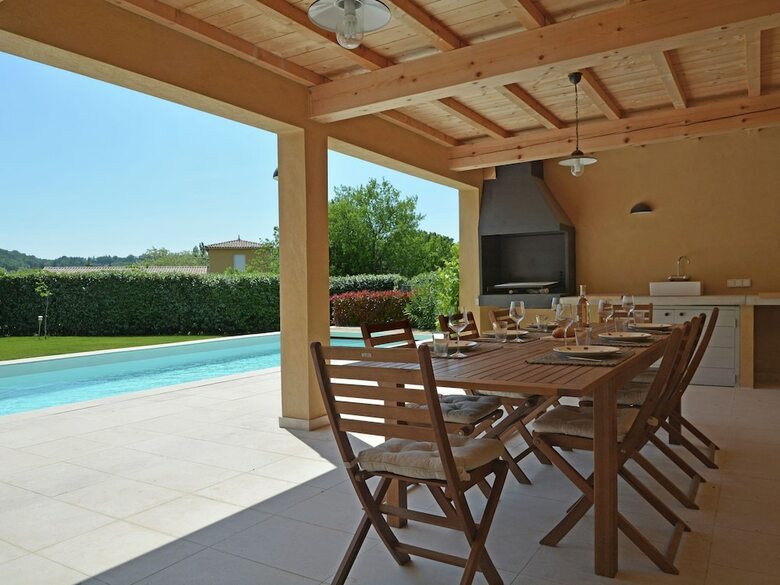 Luxury Villa With Heated Private Swimming Pool In Grounds Walking Distance From Malauc�ne