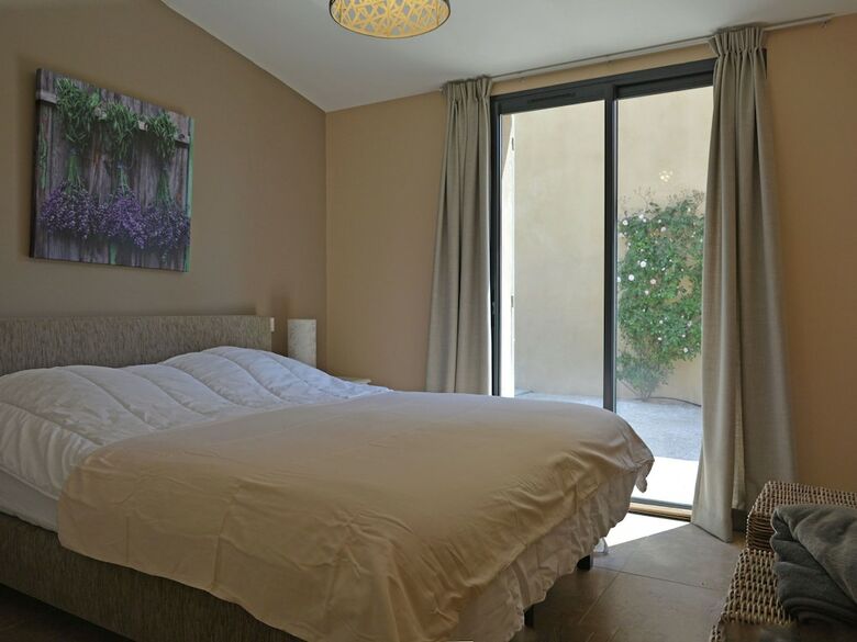 Luxury Villa With Heated Private Swimming Pool In Grounds Walking Distance From Malauc�ne