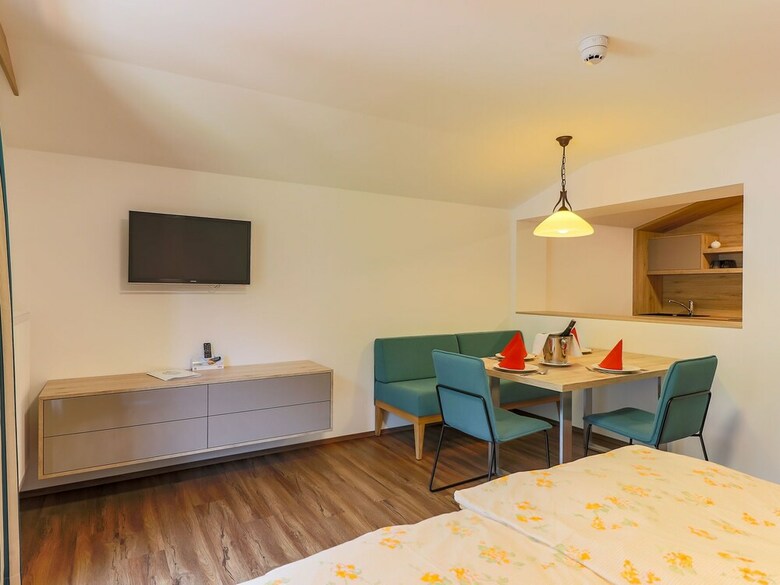Stylish Apartment With Sauna, Ski Storage, Balcony, Pool