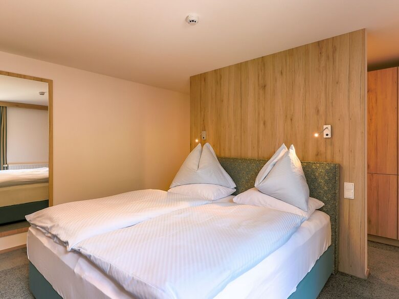 Stylish Apartment With Sauna, Ski Storage, Balcony, Pool