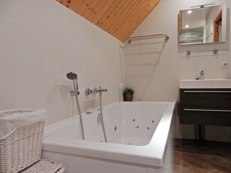 Cozy Holiday Home Near Lake In Beaulieu