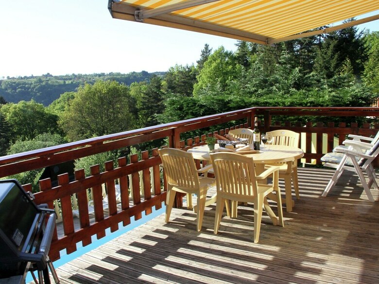 Cozy Holiday Home Near Lake In Beaulieu