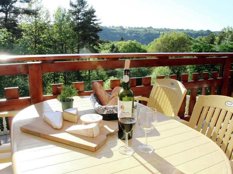 Cozy Holiday Home Near Lake In Beaulieu