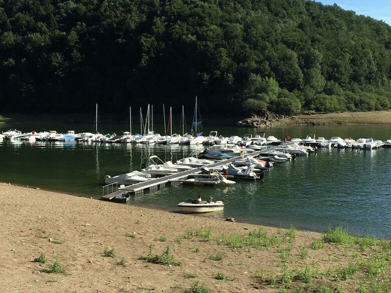 Cozy Holiday Home Near Lake In Beaulieu