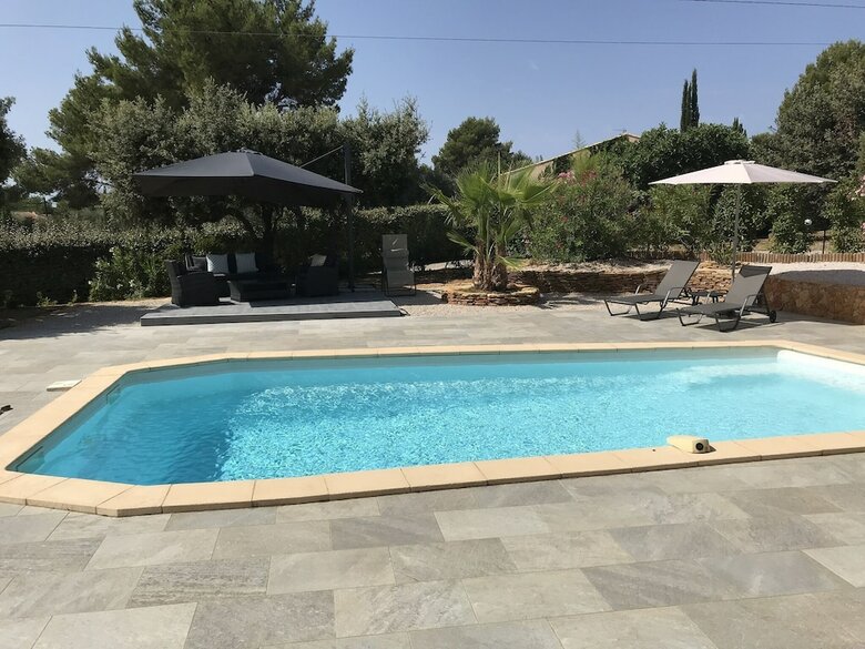 Seaside Villa In La Cadi�re-d'azur With Pool