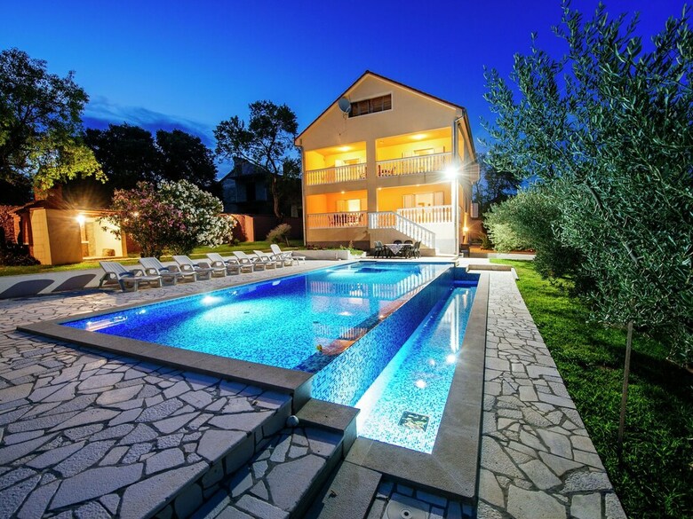 Villa Spacious Holiday Home With Private Infinity Pool, Superb Garden, Terrace, Bbq,