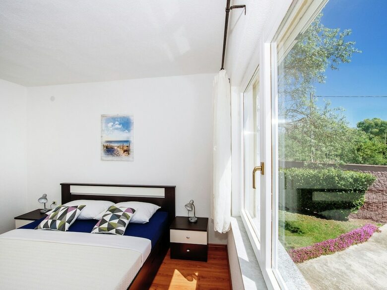 Villa Spacious Holiday Home With Private Infinity Pool, Superb Garden, Terrace, Bbq,