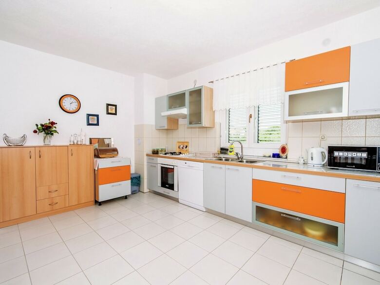 Villa Spacious Holiday Home With Private Infinity Pool, Superb Garden, Terrace, Bbq,