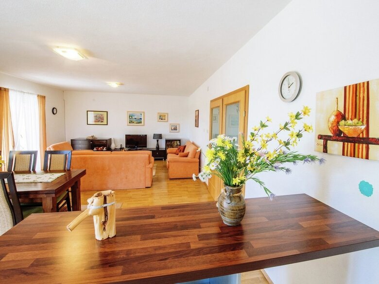 Villa Spacious Holiday Home With Private Infinity Pool, Superb Garden, Terrace, Bbq,