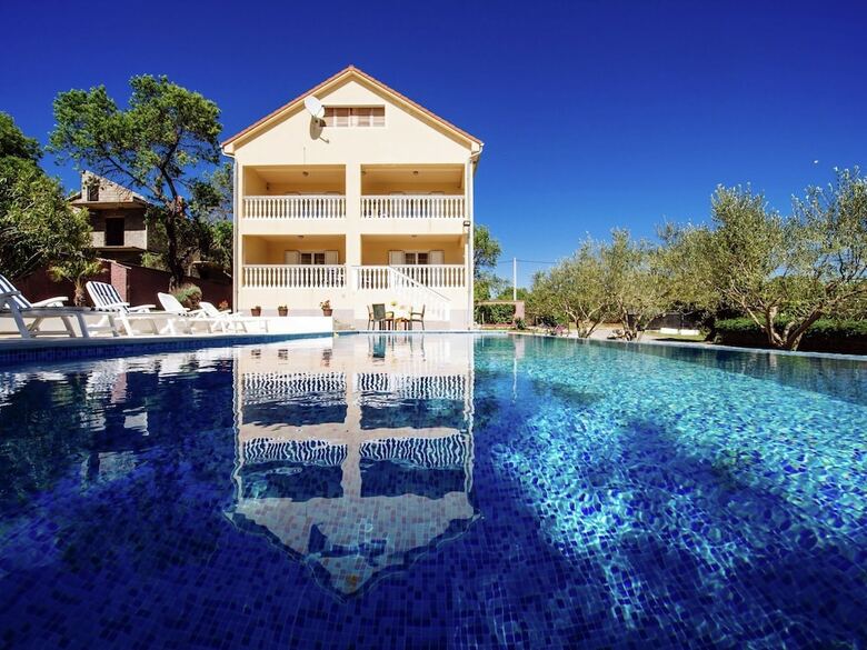 Villa Spacious Holiday Home With Private Infinity Pool, Superb Garden, Terrace, Bbq,