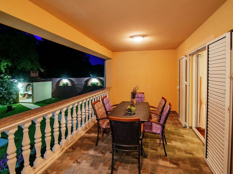 Villa Spacious Holiday Home With Private Infinity Pool, Superb Garden, Terrace, Bbq,