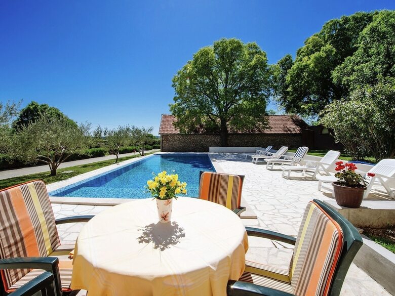 Villa Spacious Holiday Home With Private Infinity Pool, Superb Garden, Terrace, Bbq,