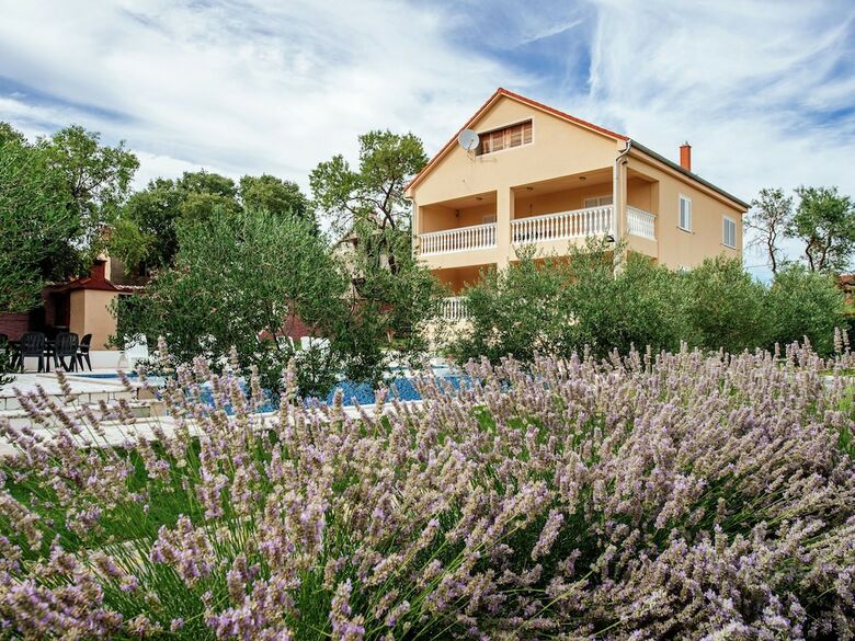 Villa Spacious Holiday Home With Private Infinity Pool, Superb Garden, Terrace, Bbq,