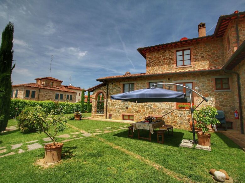 Spacious Cottage In Lucignano With Garden