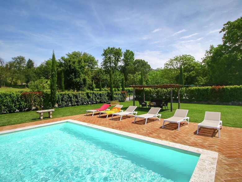 Spacious Cottage In Lucignano With Garden