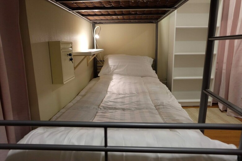 Hostal Lunar House