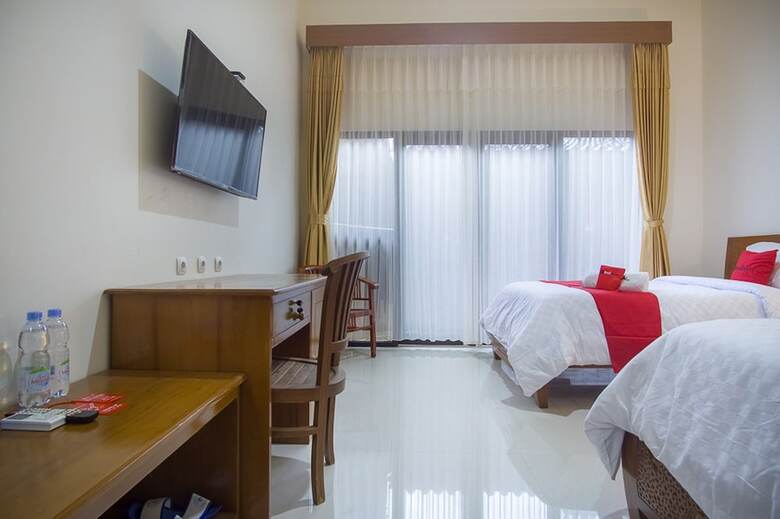 Hotel Reddoorz Plus @ Pancer Door Beach