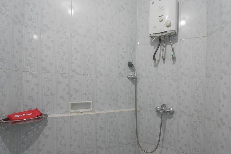 Hotel Reddoorz Near Happy Farm 2