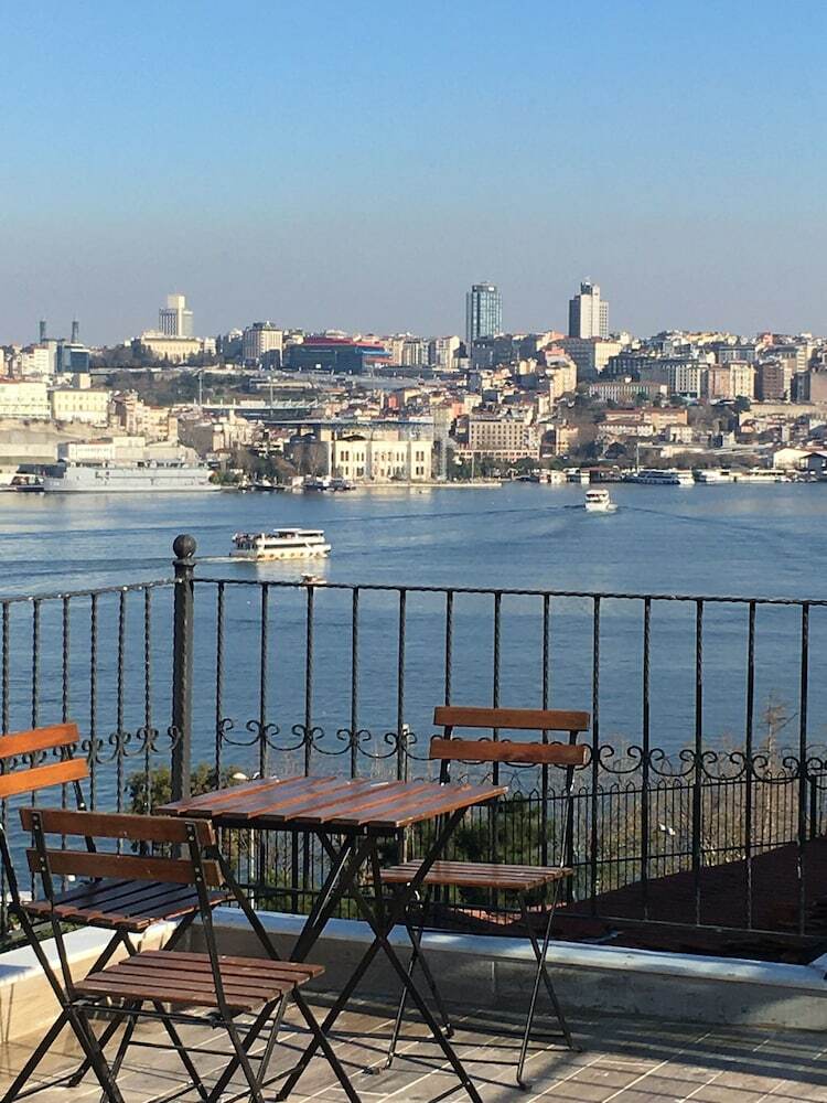 Rooftop Balat Rooms & Apartments