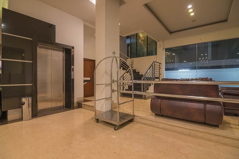Hotel Reddoorz Premium Near Paris Van Java Mall