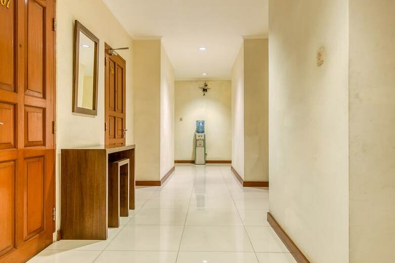Hotel Reddoorz Plus Near Dharmawangsa Square
