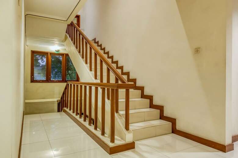 Hotel Reddoorz Plus Near Dharmawangsa Square