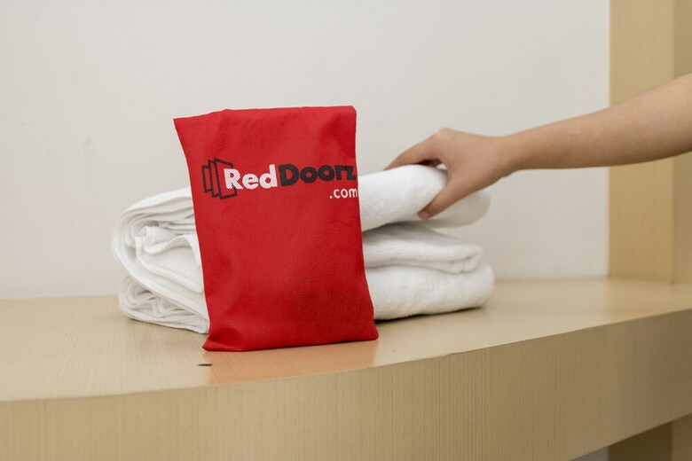 Hotel Reddoorz Plus Near Dharmawangsa Square