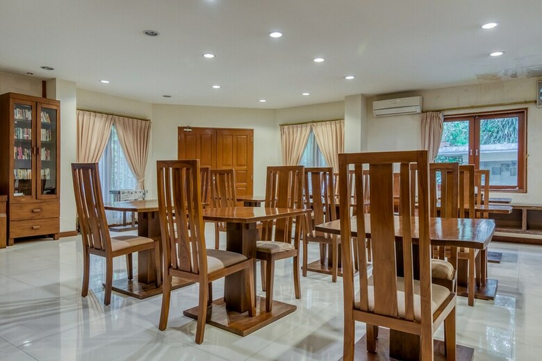 Hotel Reddoorz Plus Near Dharmawangsa Square