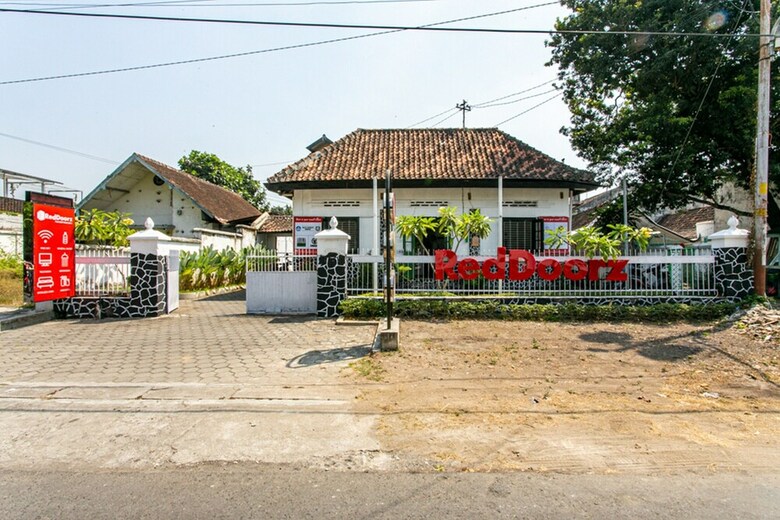 Hotel Reddoorz Plus Near Taman Sari 2