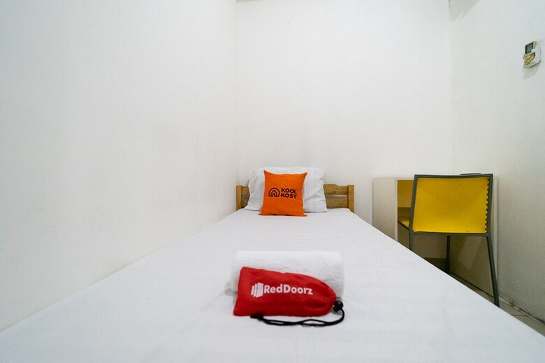 Hotel Koolkost Near Mercu Buana University