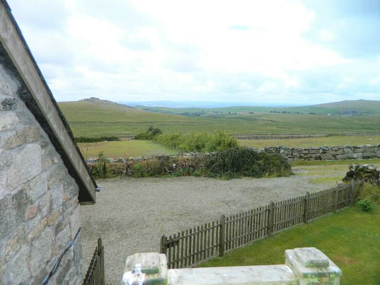 Dartmoor Barn On North Hessary Tor