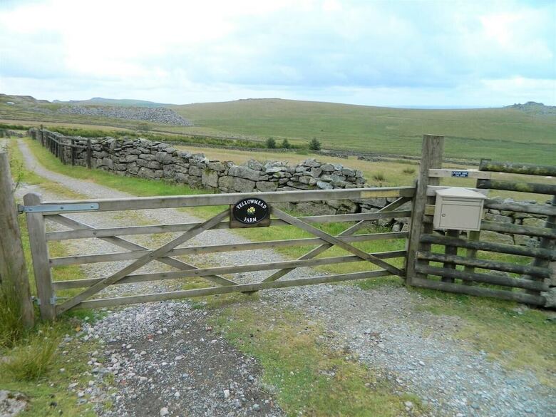 Dartmoor Barn On North Hessary Tor