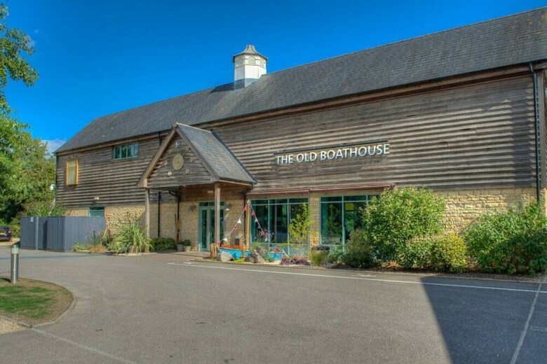 Stunning Lakeside Lodge Within Cotswold Water Park