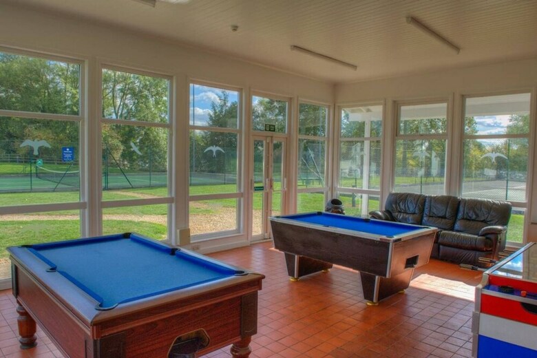 Stunning Lakeside Lodge Within Cotswold Water Park