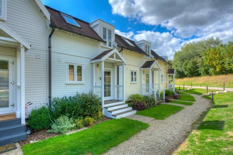 Stunning Lakeside Lodge Within Cotswold Water Park