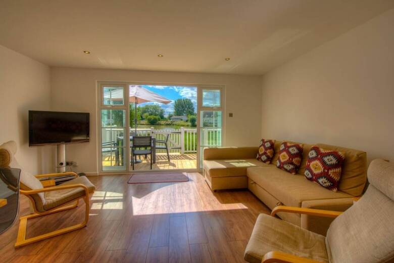 Stunning Lakeside Lodge Within Cotswold Water Park