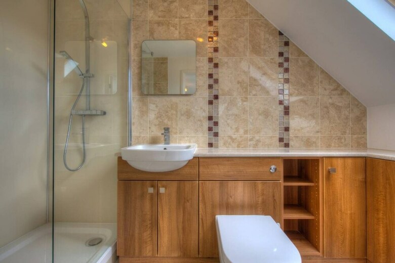 Stunning Lakeside Lodge Within Cotswold Water Park