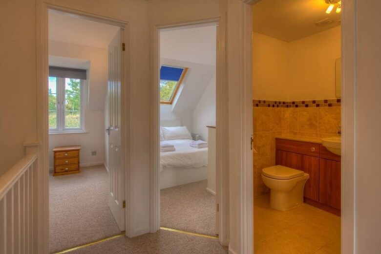 Stunning Lakeside Lodge Within Cotswold Water Park