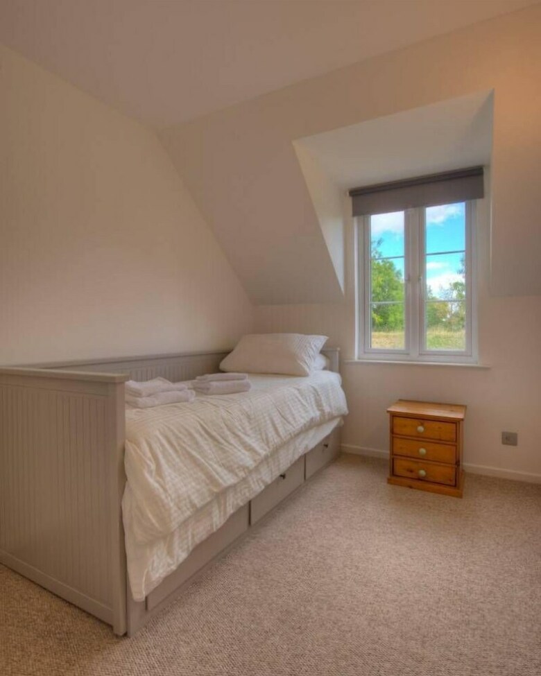 Stunning Lakeside Lodge Within Cotswold Water Park