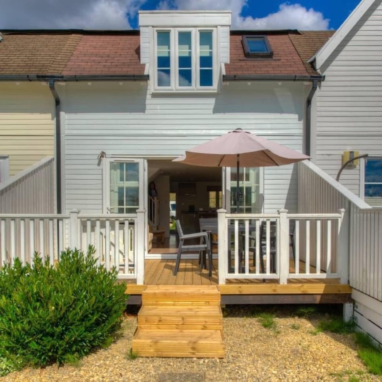 Stunning Lakeside Lodge Within Cotswold Water Park