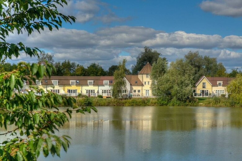 Stunning Lakeside Lodge Within Cotswold Water Park