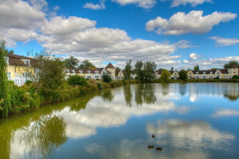 Stunning Lakeside Lodge Within Cotswold Water Park