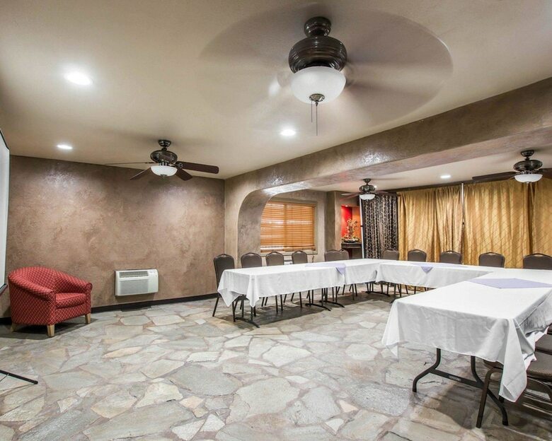 Hotel Quality Inn & Suites Near The Border