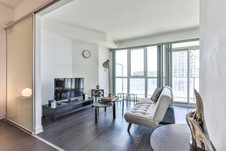 Modern Condo In Historic Fort York