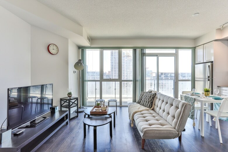 Modern Condo In Historic Fort York