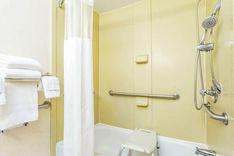 Hotel Howard Johnson By Wyndham Lake City
