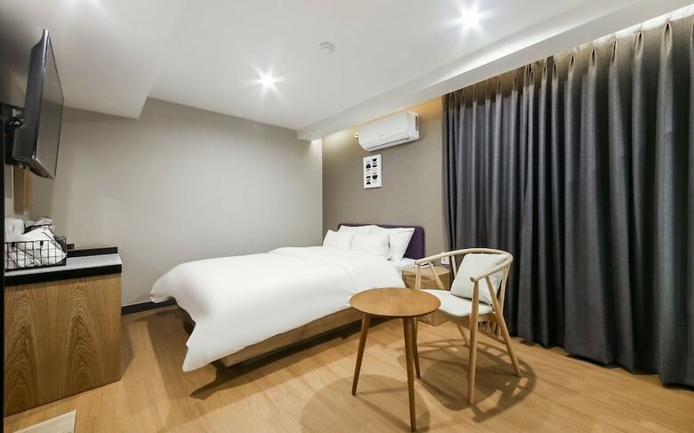 Gray 194 Hotel