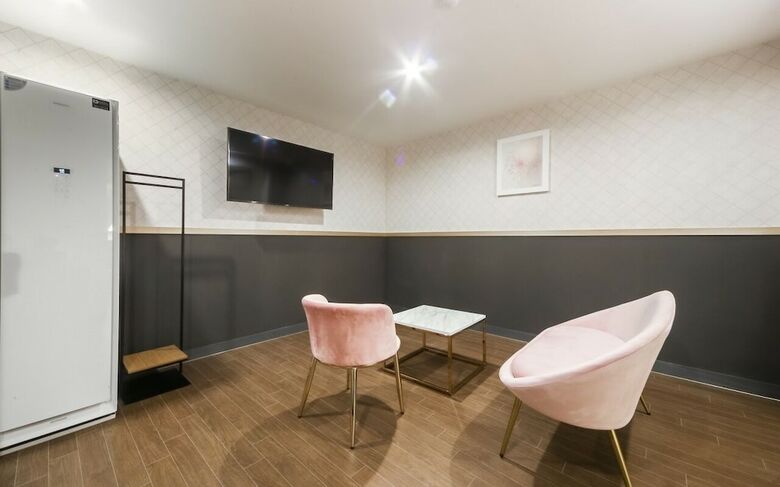Gray 194 Hotel